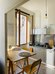 cocina con mesa de madera y sillas en una habitación en Studio cosy en plein coeur de Marseille, en Marsella