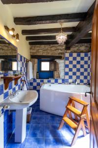 y baño con bañera blanca y lavamanos. en POSADA RURAL SIERRA de IBIO, en Villanueva de la Peña