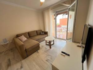 sala de estar con sofá y mesa en PUSHE Playa Granada Beach & Golf 17, en Motril