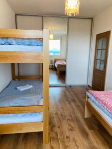 Posteľ alebo postele v izbe v ubytovaní Apartman JakoDoma Zelený Gauč hlídané PARKOVÁNÍ u domu ZDARMA