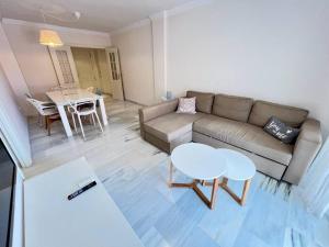 sala de estar con sofá y mesa en PUSHE Playa Granada Beach & Golf 17, en Motril