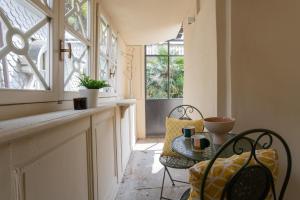 una stanza con un tavolo, delle sedie e una finestra di Lagrange Design Apartments by Wonderful Italy a Torino Altre 34 foto