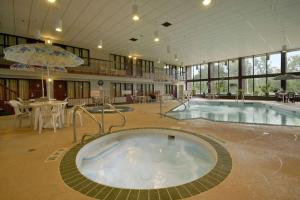 a jacuzzi tub in a building with two pools at Howard Johnson by Wyndham Portage La Prairie in Portage La Prairie