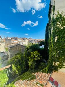 vistas a la ciudad desde el techo de un edificio en Studio cosy en plein coeur de Marseille, en Marsella