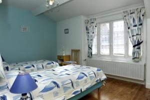 1 dormitorio con 2 camas y ventana en Le claujovin en Méry-sur-Seine