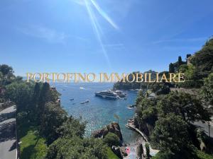 een uitzicht op een rivier met een boot in het water bij PORTOFINO SUITE VISTA MARE CON SPIAGGIA PRIVATA in Portofino