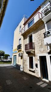 een gebouw met twee balkons aan de zijkant bij Maison de village rénovée ! in Le Grau-du-Roi