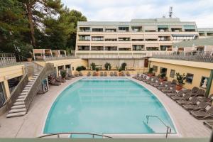 einen Blick über den Pool in einem Hotel in der Unterkunft Hotel Svoboda - Terme Krka in Strunjan