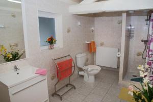 ein Badezimmer mit Toilette, Badewanne und Waschbecken in der Unterkunft Le saint laurent in Morvilliers