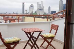 una mesa y 2 sillas sentadas en un balcón en Cumbali Apart, en Estambul
