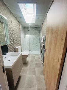 Koupelna v ubytování Four Seasons Lodge with Hot Tub