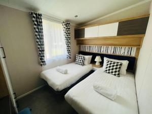 Postel nebo postele na pokoji v ubytování Four Seasons Lodge with Hot Tub