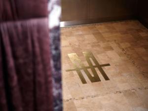 un'ombra di una croce su un pavimento piastrellato di Hotel Morris Sydney, Handwritten Collection a Sydney