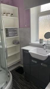 baño con lavabo y aseo y ventana en Idyllic Countryside Retreat in Durham County near Sedgefield en Trimdon Grange