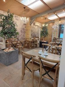 un restaurante con mesas de madera y sillas en una habitación en Idyllic Countryside Retreat in Durham County near Sedgefield en Trimdon Grange