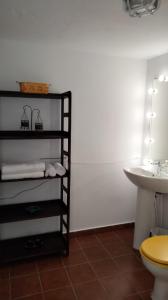bagno con lavandino e mensola con asciugamani di Mi habitación de invitados a Puerto del Rosario