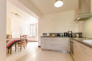 Dapur atau dapur kecil di Le gite de l'orvin +7 gambar
