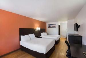 Habitación de hotel con 2 camas y escritorio en Quality Inn & Suites, en Junction