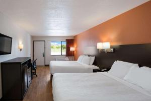 Habitación de hotel con 2 camas y TV de pantalla plana. en Quality Inn & Suites, en Junction