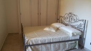 a bed with white sheets and pillows in a bedroom at Agriturismo San Tommaso in Ariano Irpino