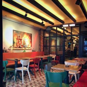 イスタンブールにあるCumbali Apartの壁画のあるレストラン(テーブル、椅子付)