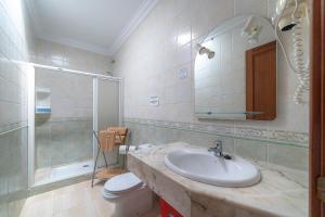 プラヤ・ブランカにあるMireya Apartmentのバスルーム(洗面台、トイレ、鏡付)