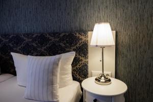 Postel nebo postele na pokoji v ubytování Flair Hotel zum Storchen