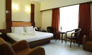 Tempat tidur dalam kamar di FabHotel Prime Chennai Deluxe