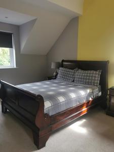 een slaapkamer met een groot bed in een kamer bij Canaima House 