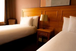 Postel nebo postele na pokoji v ubytování Phoenix Park Hotel