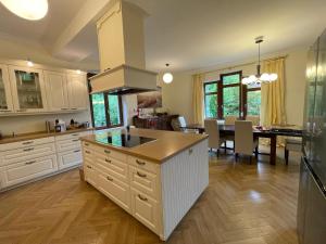 een keuken met witte kasten en een eetkamer bij Zum Hölltor in Überlingen