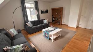 een woonkamer met een bank en een salontafel bij Zum Hölltor in Überlingen