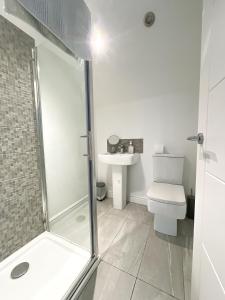 La salle de bains est pourvue d'une douche, de toilettes et d'un lavabo. dans l'établissement 10min to City - FREE Parking - Private Studio - Contractor Friendly, à Manchester