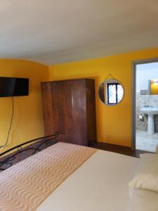 - une chambre avec un lit, une télévision et une fenêtre dans l'établissement Villa Linda, à Dragoni