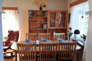 a dining room with a wooden table and chairs at Fredelig med naturskjønn omgivelse, midt i Lofoten in Jerstad