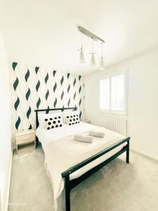 Katil atau katil-katil dalam bilik di Modern 3 bed home, Chesterfield