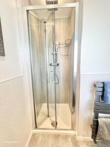 um chuveiro com uma porta de vidro na casa de banho em Modern 3 bed home, Chesterfield em Chesterfield