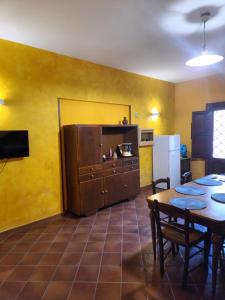 a living room with a table and a kitchen at Villa Linda in Dragoni