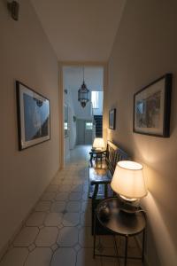 a hallway with two chairs and a table and a lamp at Pssst ! Geheimtip in Rüttenscheid in Essen