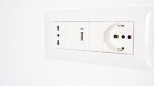 een groep witte elektrische dozen op een witte muur bij Il Gabbiano Suites in San Marco di Castellabate