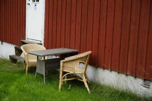 dwa krzesła i stół oraz stół i krzesła w obiekcie Bastu hus 3km sandstrand klubbhus och disco w mieście Värnamo