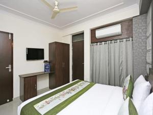 Un pat sau paturi într-o cameră la The Raas Mahal