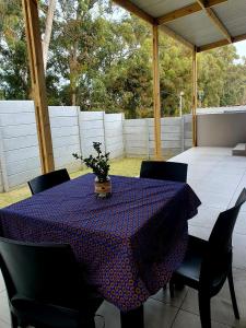 una mesa con un mantel azul en el patio en Stellenbosch Idasvalley Gem, en Stellenbosch