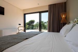 Postel nebo postele na pokoji v ubytování Ermo Loft - Casas do Ermo