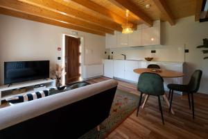 TV a/nebo společenská místnost v ubytování Ermo Loft - Casas do Ermo