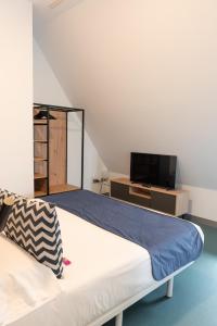 a bedroom with a bed and a tv in it at RK Farallón Canteras in Las Palmas de Gran Canaria
