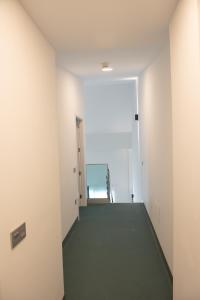 an empty room with a hallway with a green floor at RK Farallón Canteras in Las Palmas de Gran Canaria