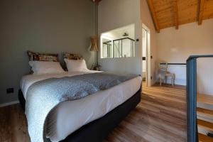 Postel nebo postele na pokoji v ubytování Ermo Loft - Casas do Ermo