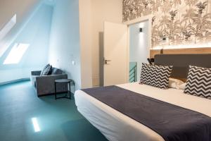 a hotel room with a bed and a chair at RK Farallón Canteras in Las Palmas de Gran Canaria