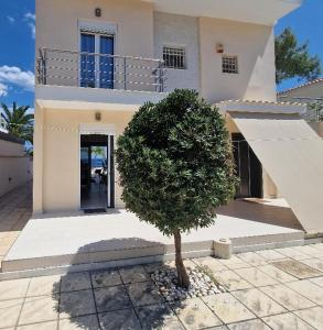 een kleine boom voor een huis bij Sea Front Villa near Athens in Isthmia